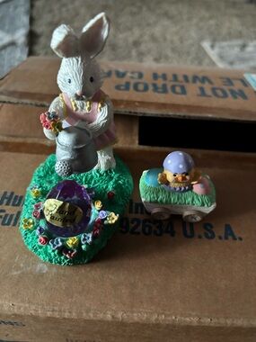 Hand-Painted Bunny Figurine with Chick Pull Toy - Pastel White & Green